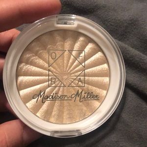 3 for $10Madison Miller OFRA Highlighter Moondance
